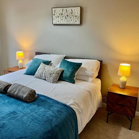 Canada House - Sleeps 6 -3 King Or 6 Single Ideal For Contractors Уоррингтон Экстерьер фото
