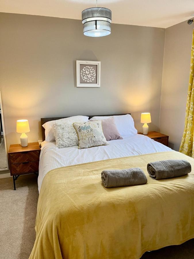 Canada House - Sleeps 6 -3 King Or 6 Single Ideal For Contractors Уоррингтон Экстерьер фото