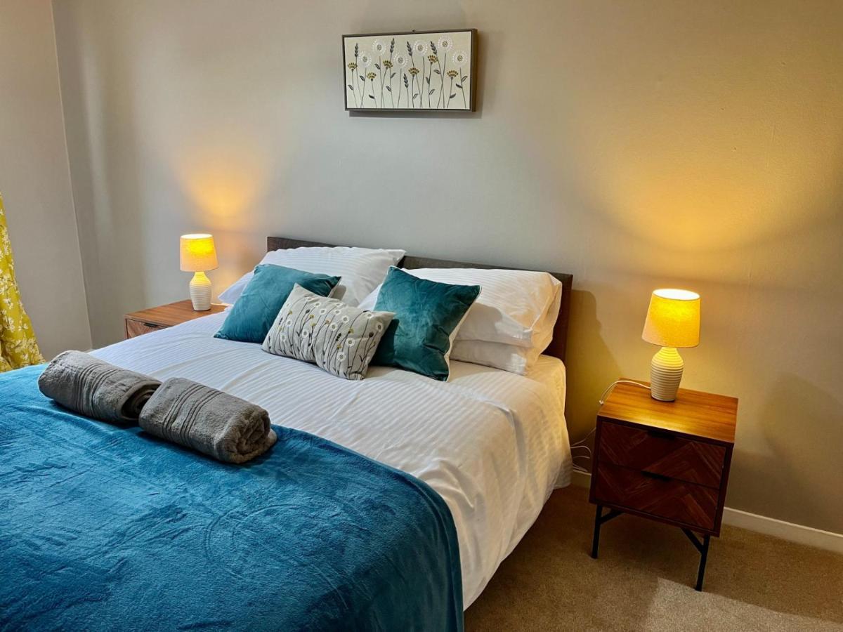 Canada House - Sleeps 6 -3 King Or 6 Single Ideal For Contractors Уоррингтон Экстерьер фото
