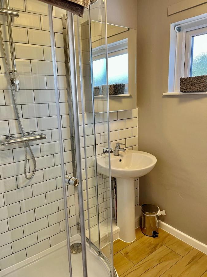 Canada House - Sleeps 6 -3 King Or 6 Single Ideal For Contractors Уоррингтон Экстерьер фото